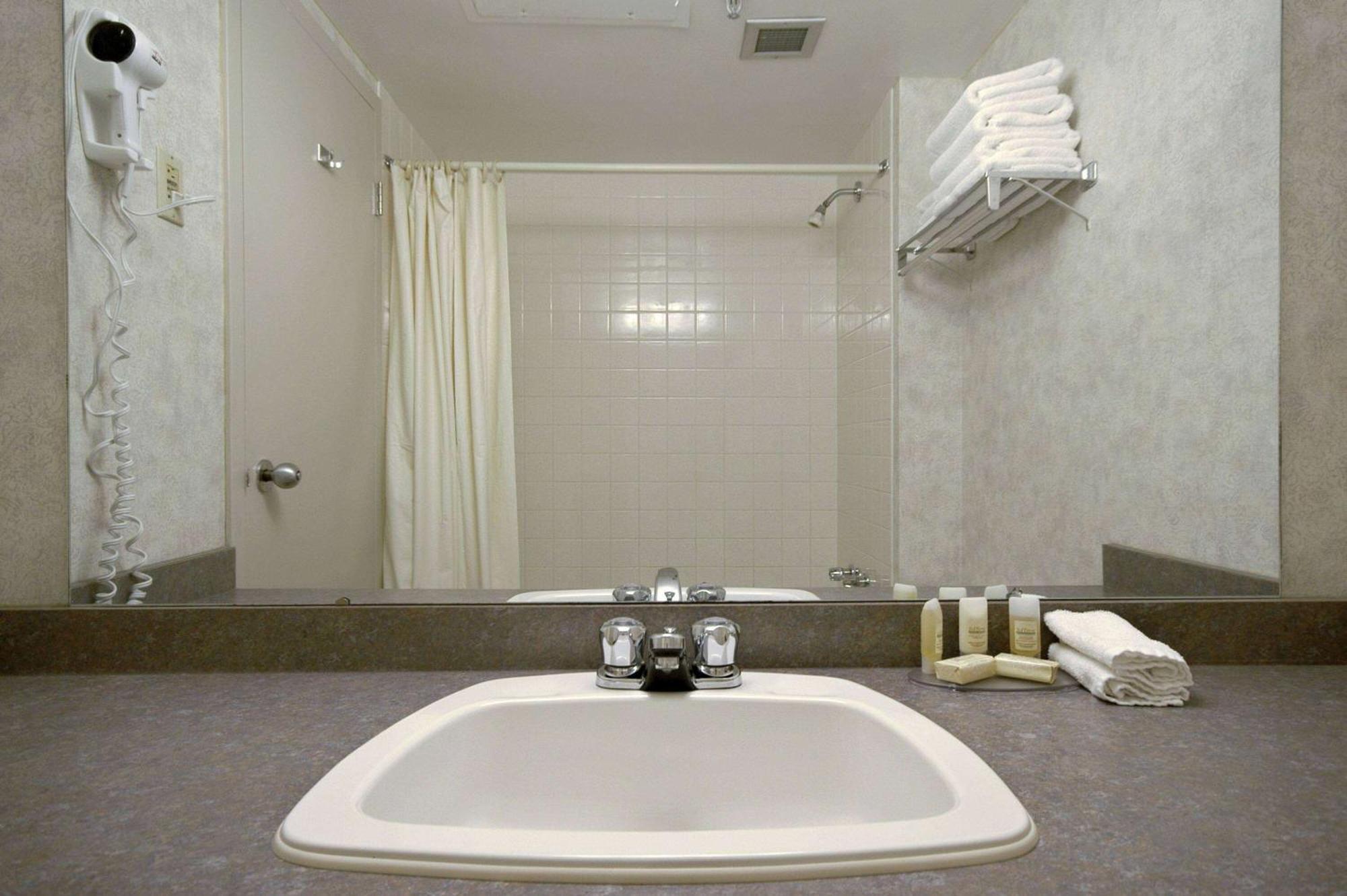 Howard Johnson By Wyndham Portage La Prairie Esterno foto