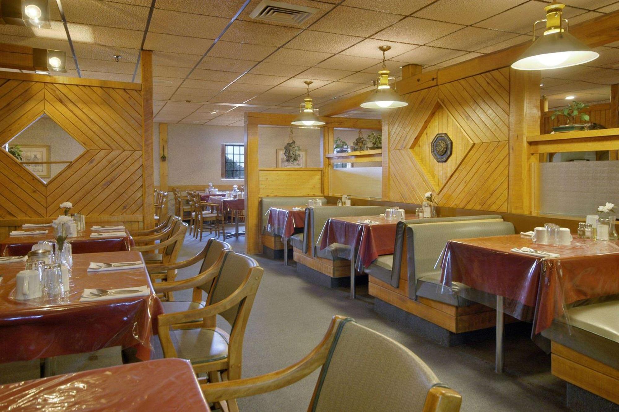 Howard Johnson By Wyndham Portage La Prairie Esterno foto