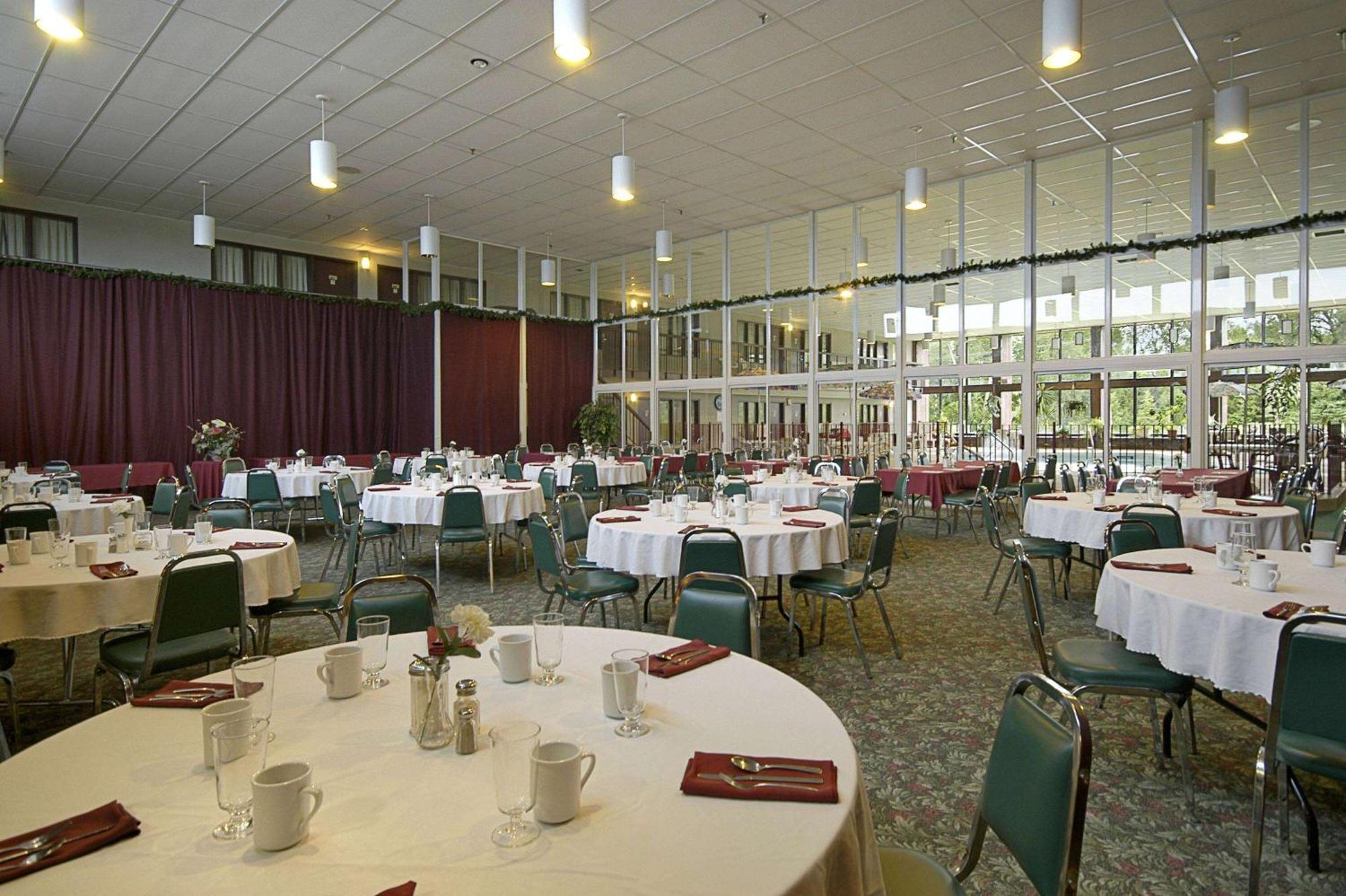 Howard Johnson By Wyndham Portage La Prairie Esterno foto
