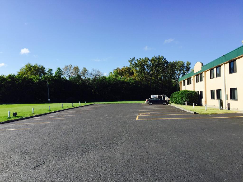 Howard Johnson By Wyndham Portage La Prairie Esterno foto