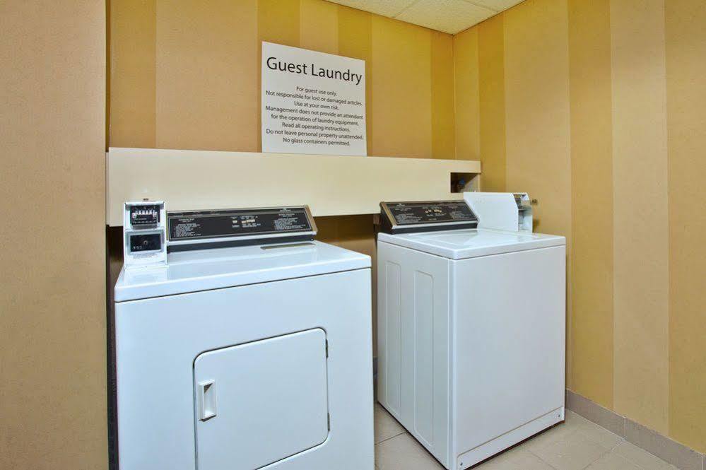 Howard Johnson By Wyndham Portage La Prairie Esterno foto