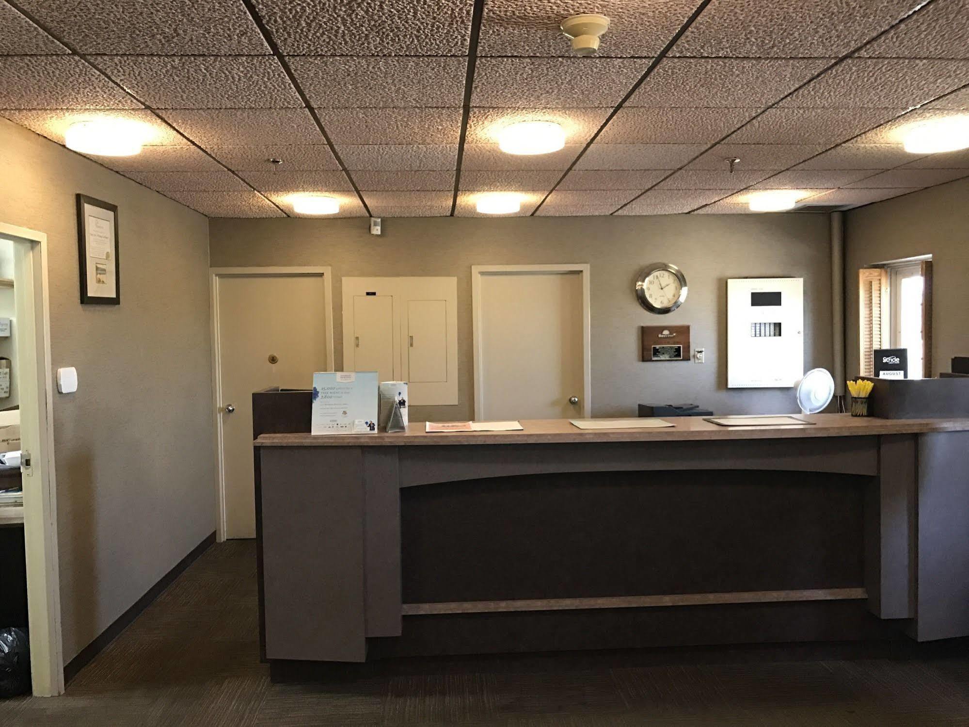 Howard Johnson By Wyndham Portage La Prairie Esterno foto