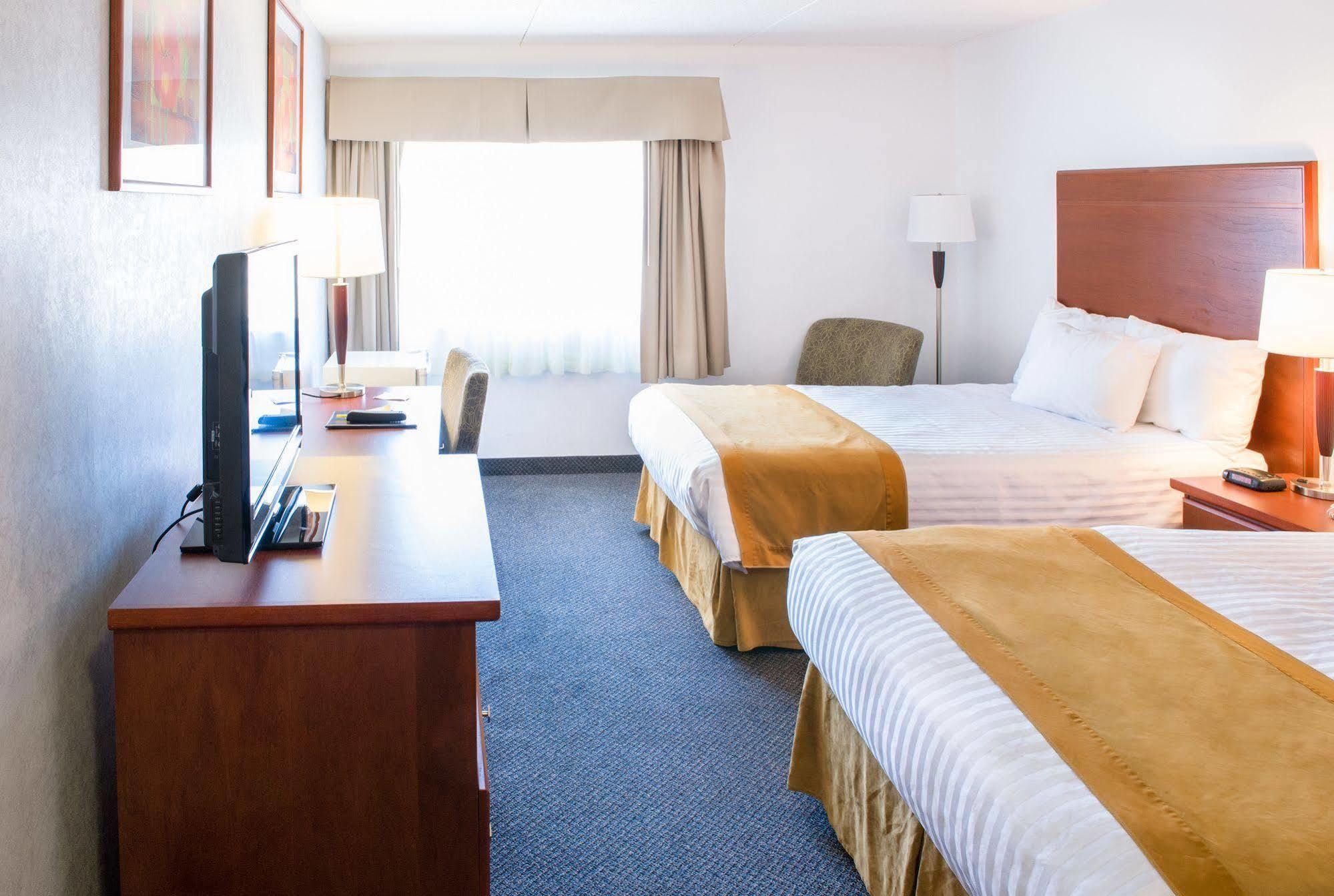 Howard Johnson By Wyndham Portage La Prairie Esterno foto