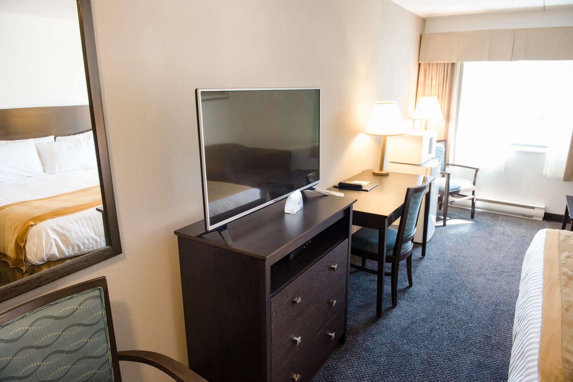 Howard Johnson By Wyndham Portage La Prairie Esterno foto