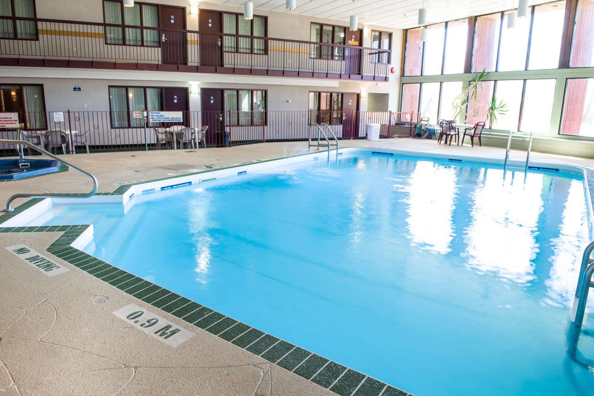 Howard Johnson By Wyndham Portage La Prairie Esterno foto