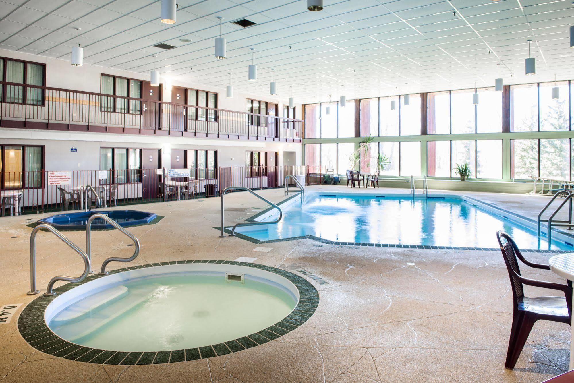 Howard Johnson By Wyndham Portage La Prairie Esterno foto