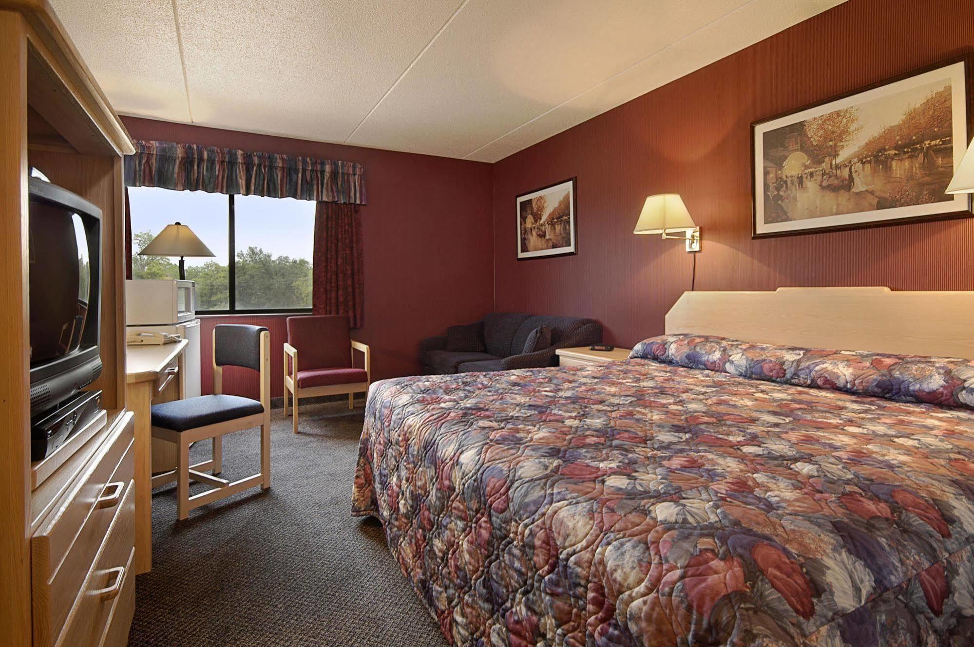 Howard Johnson By Wyndham Portage La Prairie Esterno foto