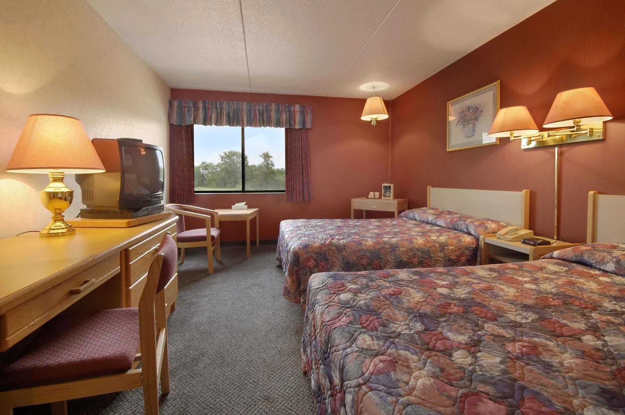 Howard Johnson By Wyndham Portage La Prairie Esterno foto